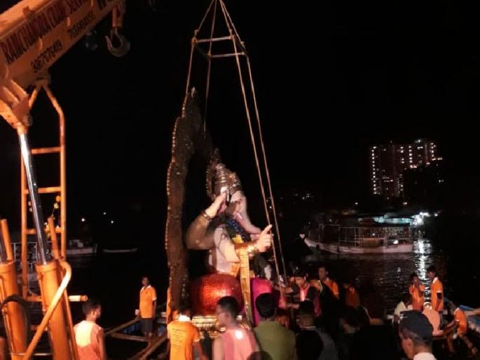 Versova Ganesh Visarjan News | रात्री 10.30 पर्यंत वेसाव्यात शिपीलच्या तराफ्यातून 14 गणपती मूर्तींचे झाले विसर्जन Versova Ganesh Visarjan News | रात्री 10.30 पर्यंत वेसाव्यात शिपीलच्या तराफ्यातून 14 गणपती मूर्तींचे झाले विसर्जन