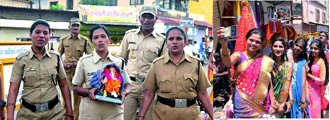  'Mourya' gajaramamurti vijajan babap ki joloshi reception: Kumbhar lane crowds of elderly people, | ‘मोरया’च्या गजरात मंगलमूर्ती विराजमान बाप्पांचे जल्लोषी स्वागत : कुंभार गल्लींमध्ये आबालवृद्धांची गर्दी,