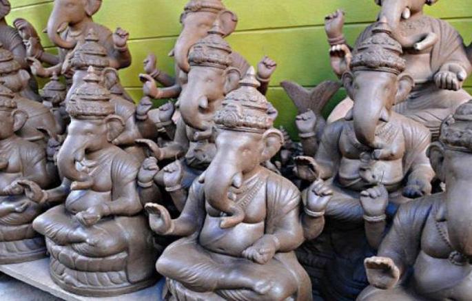 Ganesh idol of Shadu clay craze at this year's Ganeshotsav! | यंदाच्या गणेशोत्सवात शाडू मातीच्या गणेशमूर्तीची क्रेझ! Ganesh idol of Shadu clay craze at this year's Ganeshotsav! | यंदाच्या गणेशोत्सवात शाडू मातीच्या गणेशमूर्तीची क्रेझ!