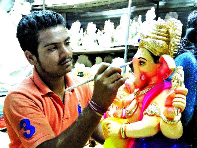 Ganesh idol sculptures in Sindhudurg, sculptures abound | सिंधुदुर्गात गणेश मूर्तिशाळा गजबजल्या, मूर्तिकारांची लगबग Ganesh idol sculptures in Sindhudurg, sculptures abound | सिंधुदुर्गात गणेश मूर्तिशाळा गजबजल्या, मूर्तिकारांची लगबग