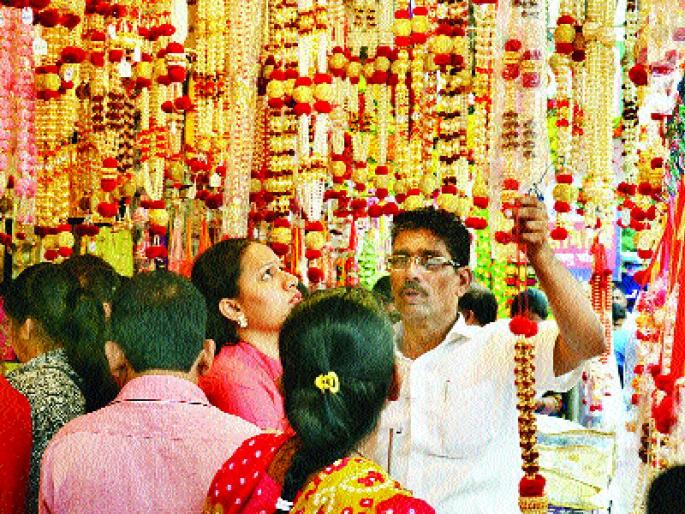 Bappa Mohini on the market, the approximate cost of around Rs. 1,000 crore in Mumbai | बाजारावर बाप्पाची मोहिनी, मुंबईत जवळपास १ हजार कोटी रुपयांच्या आसपास उलाढालीचा अंदाज Bappa Mohini on the market, the approximate cost of around Rs. 1,000 crore in Mumbai | बाजारावर बाप्पाची मोहिनी, मुंबईत जवळपास १ हजार कोटी रुपयांच्या आसपास उलाढालीचा अंदाज