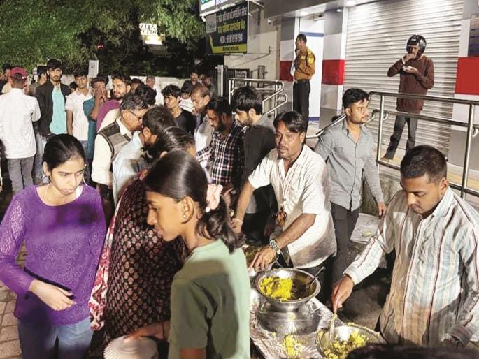 Public Ganesh Mandals in Chhatrapati Sambhajinagar have a Bhandar of Rs 2 crore for devotees | छत्रपती संभाजीनगरात सार्वजनिक गणेश मंडळांचा भक्तांसाठी २ कोटींचा भंडारा Public Ganesh Mandals in Chhatrapati Sambhajinagar have a Bhandar of Rs 2 crore for devotees | छत्रपती संभाजीनगरात सार्वजनिक गणेश मंडळांचा भक्तांसाठी २ कोटींचा भंडारा