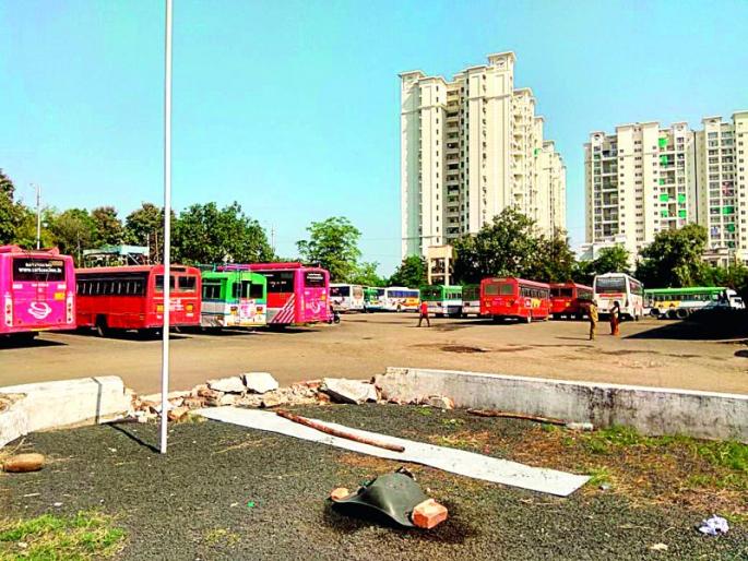 Diesel ends, 100 buses stopped: Ganeshpeth Agar in Nagpur | डिझेल संपले, १०० बसेस ठप्प : नागपूरच्या गणेशपेठ आगारातील स्थिती Diesel ends, 100 buses stopped: Ganeshpeth Agar in Nagpur | डिझेल संपले, १०० बसेस ठप्प : नागपूरच्या गणेशपेठ आगारातील स्थिती