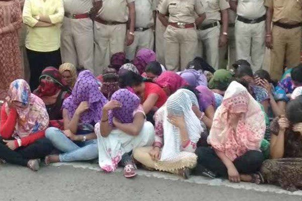 Will the Ganga-Jamuna dilemma be ignited? The cry of prostitutes | ‘गंगा-जमुना’ची कोंडी पेटणार? वारांगनांचा आक्रोश Will the Ganga-Jamuna dilemma be ignited? The cry of prostitutes | ‘गंगा-जमुना’ची कोंडी पेटणार? वारांगनांचा आक्रोश