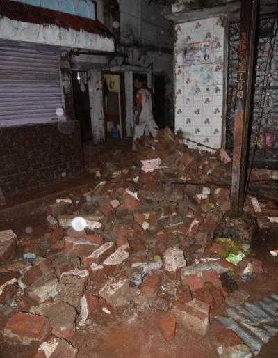 The building collapsed in Gangajamuna, Nagpur | नागपुरातील गंगाजमुनात इमारत कोसळली : मलब्यात दबून चौघी गंभीर जखमी The building collapsed in Gangajamuna, Nagpur | नागपुरातील गंगाजमुनात इमारत कोसळली : मलब्यात दबून चौघी गंभीर जखमी