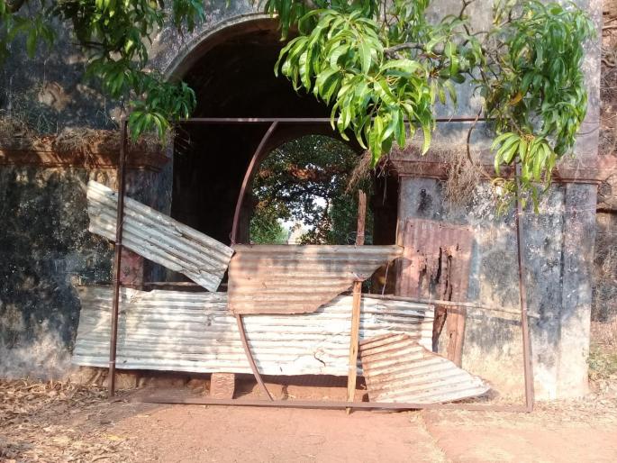 Close to Gangapartha road of Rajapur | राजापूरच्या गंगातीर्थाचा मार्ग बंद Close to Gangapartha road of Rajapur | राजापूरच्या गंगातीर्थाचा मार्ग बंद