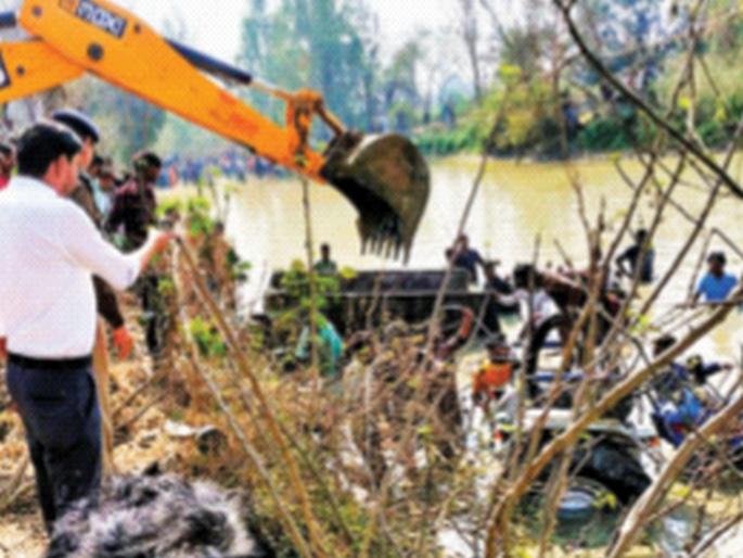 24 people, including 7 children, who went for a holy bath in the Gangas were buried in water UP news | गंगेत पवित्र स्नानासाठी निघालेल्या ७ बालकांसह २४ जणांना जलसमाधी 24 people, including 7 children, who went for a holy bath in the Gangas were buried in water UP news | गंगेत पवित्र स्नानासाठी निघालेल्या ७ बालकांसह २४ जणांना जलसमाधी