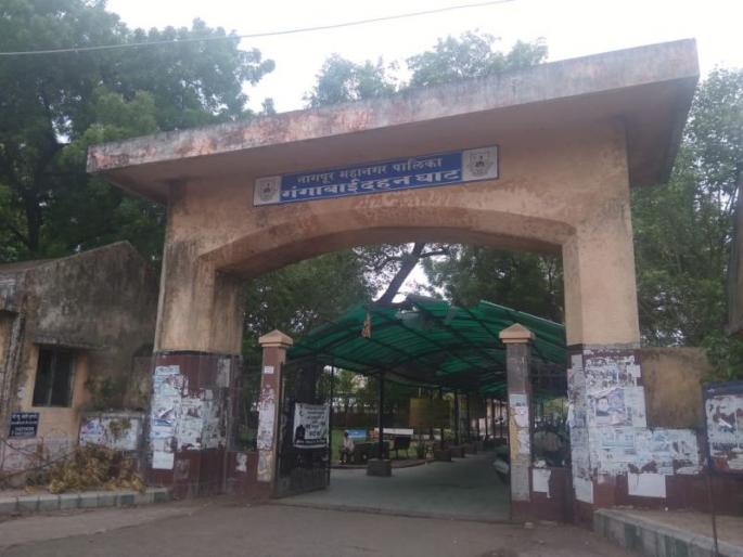 In Nagpur tradition, the girls performed the funeral on their father | नागपुरात परंपरा डावलून मुलींनीच केले वडिलांवर अंत्यसंस्कार In Nagpur tradition, the girls performed the funeral on their father | नागपुरात परंपरा डावलून मुलींनीच केले वडिलांवर अंत्यसंस्कार