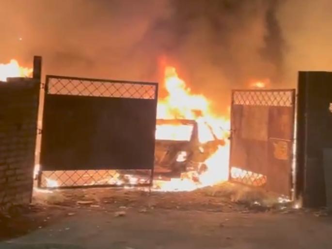 Early morning fire to vehicles in garage on Gangadham Road; 17 four wheelers | Pune: गंगाधाम रोडवरील गॅरेजमधील वाहनांना पहाटे आग; १७ चारचाकी खाक Early morning fire to vehicles in garage on Gangadham Road; 17 four wheelers | Pune: गंगाधाम रोडवरील गॅरेजमधील वाहनांना पहाटे आग; १७ चारचाकी खाक