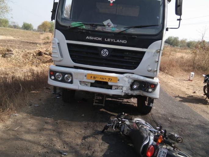 two wheeler seriously injured in Gangakhed after accident with hayawa truck | गंगाखेडमध्ये हायवाच्या धडकेत दुचाकीस्वार गंभीर जखमी