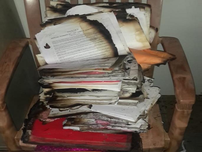 Fire due to short circuit in accounting department of Gangakhed Municipal Council | गंगाखेड नगर परिषदेच्या लेखा विभागात शॉर्ट सर्किटमुळे आग Fire due to short circuit in accounting department of Gangakhed Municipal Council | गंगाखेड नगर परिषदेच्या लेखा विभागात शॉर्ट सर्किटमुळे आग