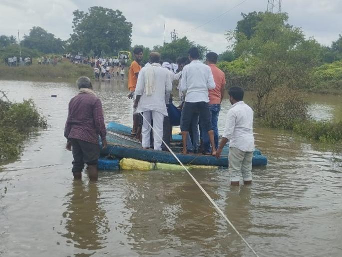 Time to carry death body from the flood of Khali river; Nature's cruelty in Gangakhed, village outside the contact zone | खळी नदीच्या पुरातून मृतदेह नेण्याची वेळ; गंगाखेडमध्ये निसर्गाची क्रूरता, गाव संपर्क क्षेत्राबाहेर