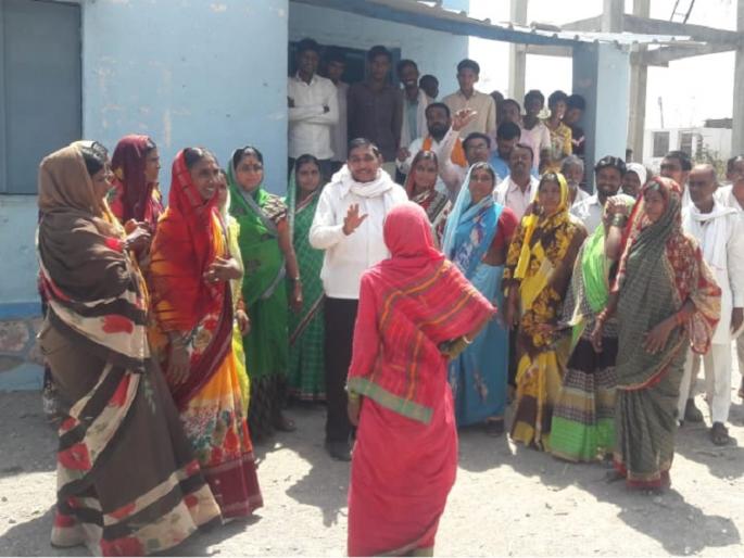Drought in Marathwada: Women and villagers have kept Gramsevak for tanker demand in Gangakhed | Drought In Marathwada : टँकरच्या मागणीसाठी महिला आणि ग्रामस्थांनी ग्रामसेवकास ठेवले ओलीस Drought in Marathwada: Women and villagers have kept Gramsevak for tanker demand in Gangakhed | Drought In Marathwada : टँकरच्या मागणीसाठी महिला आणि ग्रामस्थांनी ग्रामसेवकास ठेवले ओलीस