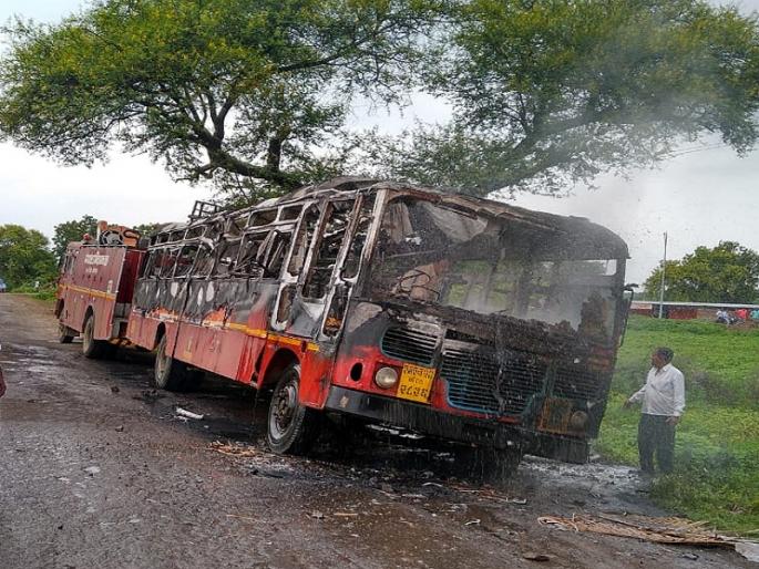 Gangakhed Band turns violent; The agitators broke 10 vehiclesn burns one bus | गंगाखेड बंदला हिंसक वळण; आंदोलकांनी १० वाहने फोडून एक बस जाळली Gangakhed Band turns violent; The agitators broke 10 vehiclesn burns one bus | गंगाखेड बंदला हिंसक वळण; आंदोलकांनी १० वाहने फोडून एक बस जाळली