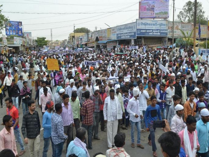 Gangakhed cracked off to give Asifa justice; Citizens removed the Front | पिडीतेला न्याय देण्यासाठी गंगाखेड कडकडीत बंद; नागरिकांनी काढला मोर्चा