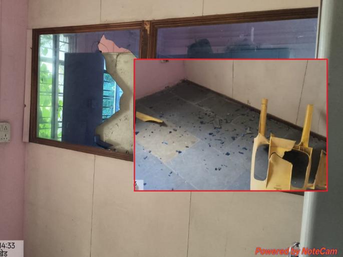 Parabhani: Ruckus in Gangakhed Municipality's accounts department; Chairs, glass broken in dispute over work bill | Parabhani: गंगाखेड पालिकेच्या लेखा विभागात राडा; बिलावरून वादातून खुर्च्या, काचा फोडल्या Parabhani: Ruckus in Gangakhed Municipality's accounts department; Chairs, glass broken in dispute over work bill | Parabhani: गंगाखेड पालिकेच्या लेखा विभागात राडा; बिलावरून वादातून खुर्च्या, काचा फोडल्या