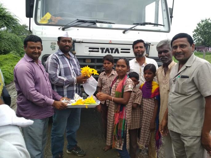 Students and villagers are welcomed by the drivers for the safety of the roads | रस्ते सुरक्षेसाठी विद्यार्थी विद्यार्थ्यांसह ग्रामस्थांची गांधीगिरी; चालकांचे पुष्प देऊन केले स्वागत Students and villagers are welcomed by the drivers for the safety of the roads | रस्ते सुरक्षेसाठी विद्यार्थी विद्यार्थ्यांसह ग्रामस्थांची गांधीगिरी; चालकांचे पुष्प देऊन केले स्वागत