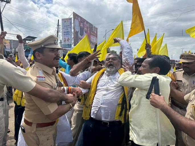 Dhangar reservation agitation in Gangakhedet; OBC leader Suresh Bandgar attempts self-immolation | गंगाखेडेतमध्ये धनगर आरक्षण आंदोलनात खळबळ; ओबीसी नेते सुरेश बंडगर यांचा आत्मदहनाचा प्रयत्न Dhangar reservation agitation in Gangakhedet; OBC leader Suresh Bandgar attempts self-immolation | गंगाखेडेतमध्ये धनगर आरक्षण आंदोलनात खळबळ; ओबीसी नेते सुरेश बंडगर यांचा आत्मदहनाचा प्रयत्न