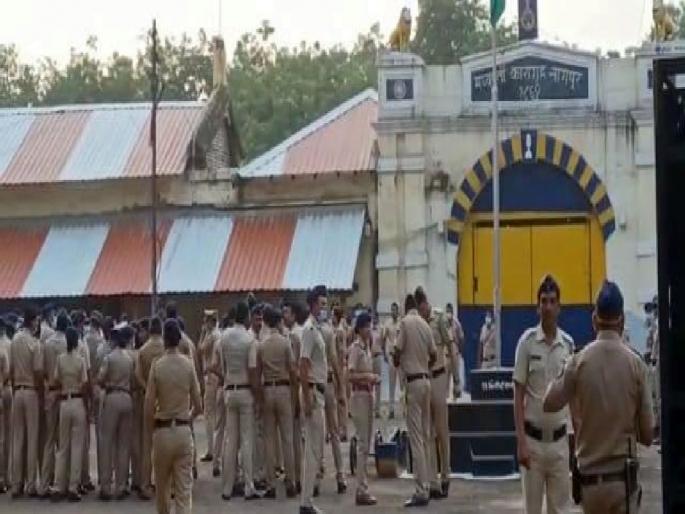 'Mega search operation' in Nagpur central jail for mobiles, 5 grams of ganja was found instead of mobiles | साडेतीनशे पोलिसांकडून जेलची झाडाझडती; सव्वाचार तास मोहिमेत अवघा ५ ग्राम गांजा हाती 'Mega search operation' in Nagpur central jail for mobiles, 5 grams of ganja was found instead of mobiles | साडेतीनशे पोलिसांकडून जेलची झाडाझडती; सव्वाचार तास मोहिमेत अवघा ५ ग्राम गांजा हाती