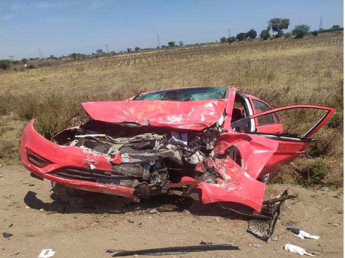 One killed in car, truck collision at Gangapur; two were injured | गंगापूर येथे कार आणि ट्रकच्या भीषण धडकेत एक ठार; दोघे जखमी One killed in car, truck collision at Gangapur; two were injured | गंगापूर येथे कार आणि ट्रकच्या भीषण धडकेत एक ठार; दोघे जखमी