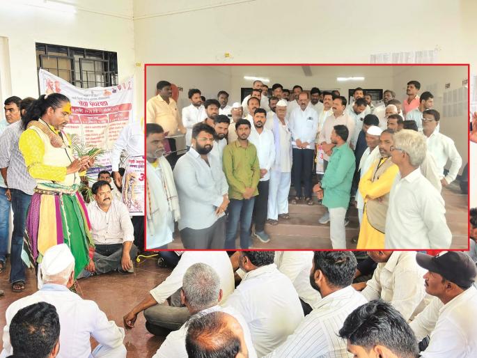 Farmers angry as promises failed; Tehsil locked in Soygaon; 'Potraj agitation' in Gangapur | मदतीचे आश्वासन फोल, शेतकऱ्यांनी सोयगावात तहसीलला कुलूप; गंगापुरात ‘पोतराज आंदोलन’ Farmers angry as promises failed; Tehsil locked in Soygaon; 'Potraj agitation' in Gangapur | मदतीचे आश्वासन फोल, शेतकऱ्यांनी सोयगावात तहसीलला कुलूप; गंगापुरात ‘पोतराज आंदोलन’