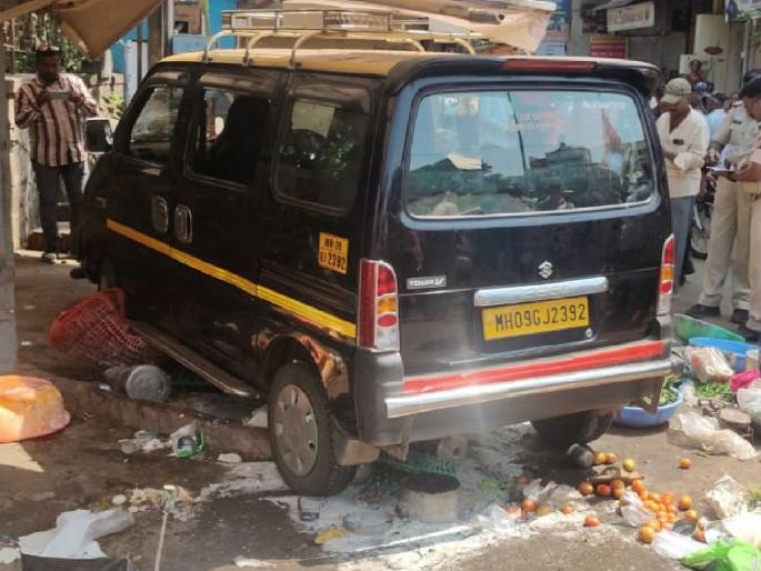 A car crashed into a market in Gangavesh Kolhapur killing a woman | कोल्हापुरातील गंगावेशमध्ये बाजारात कार घुसली, एका महिलेचा मृत्यू A car crashed into a market in Gangavesh Kolhapur killing a woman | कोल्हापुरातील गंगावेशमध्ये बाजारात कार घुसली, एका महिलेचा मृत्यू