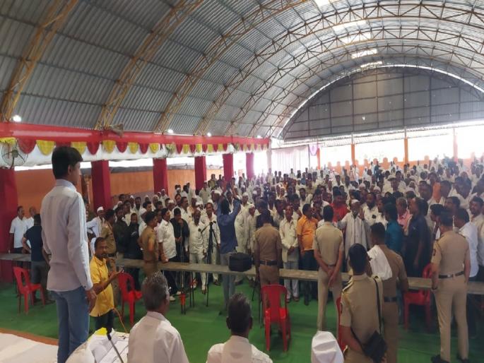 Confusion in Gangapur sugar factory meeting; police cleared everything | गंगापूर साखर कारखान्याच्या सभेत गोंधळ; पोलिसांच्या मध्यस्थीनंतर वातावरण निवळले Confusion in Gangapur sugar factory meeting; police cleared everything | गंगापूर साखर कारखान्याच्या सभेत गोंधळ; पोलिसांच्या मध्यस्थीनंतर वातावरण निवळले