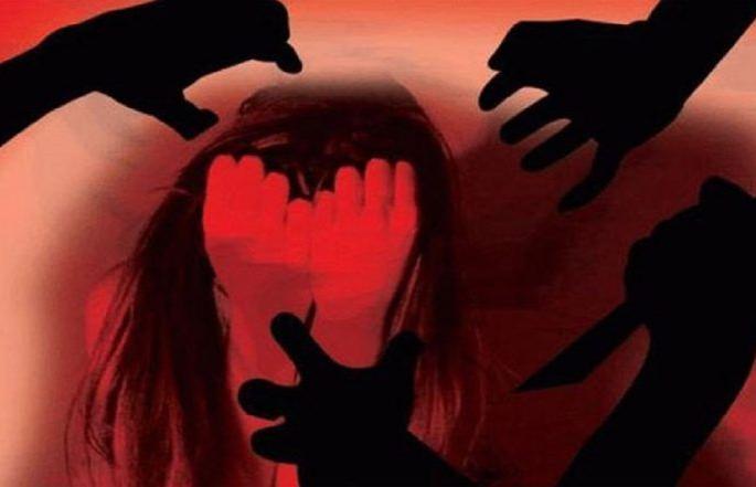 Shocking The gang rape on the minor girl in Cuff parade | धक्कादायक! कचरा टाकण्यास गेलेल्या अल्पवयीन मुलीवर सामूहिक बलात्कार Shocking The gang rape on the minor girl in Cuff parade | धक्कादायक! कचरा टाकण्यास गेलेल्या अल्पवयीन मुलीवर सामूहिक बलात्कार