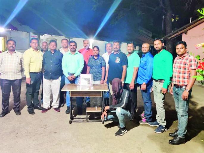 Notorious gangster arrested in Nagpur with the pistol | नागपुरात कुख्यात गुंड पिस्तुलासह जेरबंद Notorious gangster arrested in Nagpur with the pistol | नागपुरात कुख्यात गुंड पिस्तुलासह जेरबंद