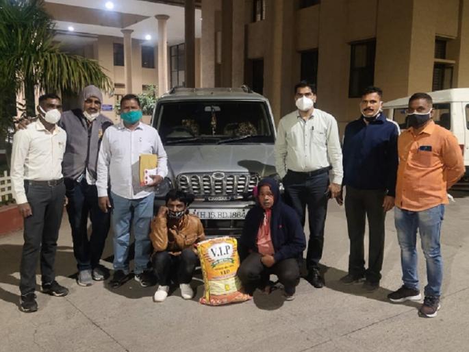 Two cannabis smugglers arrested in Aurangabad by crime branch; 10 kg of cannabis seized | औरंगाबादेत गुन्हेशाखेने पकडले दोन गांजा तस्कर; १० किलो गांजा जप्त Two cannabis smugglers arrested in Aurangabad by crime branch; 10 kg of cannabis seized | औरंगाबादेत गुन्हेशाखेने पकडले दोन गांजा तस्कर; १० किलो गांजा जप्त