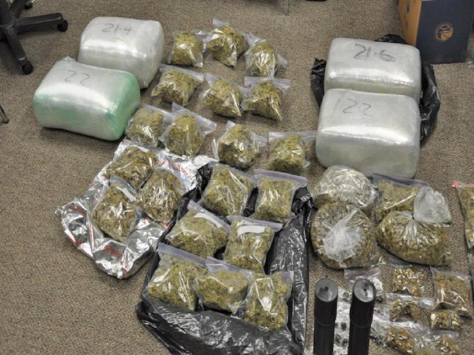 Order by way of whats app; both are arrested who selling ganja to college student | व्हाॅट्स अॅपच्यामदतीने घेत ऑर्डर; कॉलेजच्या तरुणांना गांजा विक्री करणाऱ्या दोघांना बेड्या  Order by way of whats app; both are arrested who selling ganja to college student | व्हाॅट्स अॅपच्यामदतीने घेत ऑर्डर; कॉलेजच्या तरुणांना गांजा विक्री करणाऱ्या दोघांना बेड्या
