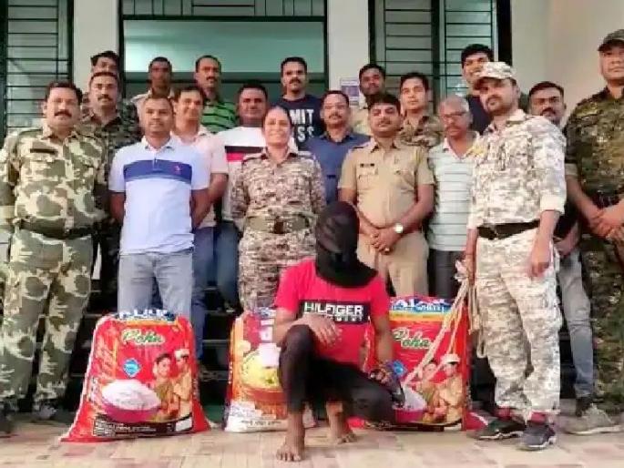 man arrested in gondia smuggling 80 kg of ganja on bike from chhattisgarh to uttar pradesh | दुचाकीवरून ८० किलो गांजाची तस्करी; पोलिसांनी पाठलाग करून पकडले man arrested in gondia smuggling 80 kg of ganja on bike from chhattisgarh to uttar pradesh | दुचाकीवरून ८० किलो गांजाची तस्करी; पोलिसांनी पाठलाग करून पकडले