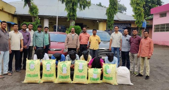100 kg worth of Ganja seized from the fountain! | कारंजातून २५ लाख रुपये किमतीचा १०० किलो गांजा जप्त! 100 kg worth of Ganja seized from the fountain! | कारंजातून २५ लाख रुपये किमतीचा १०० किलो गांजा जप्त!