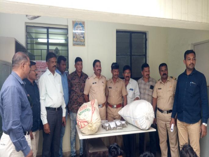 CIDCO police arrested a trio selling marijuana at Aurangabad | गांजा विक्री करणाऱ्या त्रिकुटाला सिडको पोलिसांनी पकडले CIDCO police arrested a trio selling marijuana at Aurangabad | गांजा विक्री करणाऱ्या त्रिकुटाला सिडको पोलिसांनी पकडले