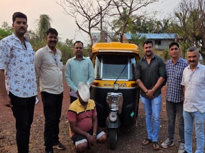Ganja worth Rs 20000 found with rickshaw driver in Ratnagiri | रत्नागिरीत रिक्षाचालकाकडे सापडला २० हजारांचा गांजा Ganja worth Rs 20000 found with rickshaw driver in Ratnagiri | रत्नागिरीत रिक्षाचालकाकडे सापडला २० हजारांचा गांजा