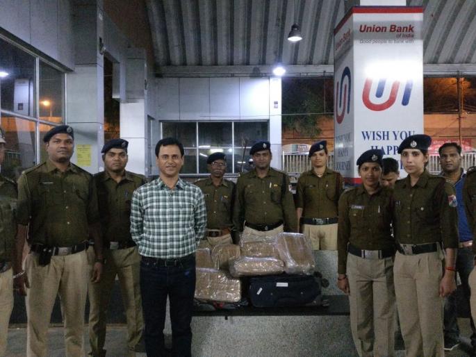 Worth of Two lacs ruppies ganja seized in Kantakanti Express | संपर्कक्रांती एक्स्प्रेसमध्ये दोन लाखाचा गांजा जप्त Worth of Two lacs ruppies ganja seized in Kantakanti Express | संपर्कक्रांती एक्स्प्रेसमध्ये दोन लाखाचा गांजा जप्त