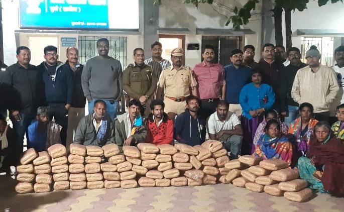 police crackdown in Daund Two hundred kilos of cannabis worth Rs 78 lakh seized | दौंडमध्ये पोलिसांची मोठी कारवाई; ७८ लाखांचा तब्बल पावणे दोनशे किलो गांजा जप्त
