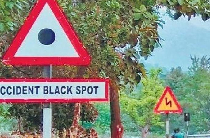 Death toll reaches 4 dead on 'black spot' in Solapur district | सोलापूर जिल्ह्यातील जीवघेण्या ३२ ‘ब्लॅक स्पॉट’वर १२८७ मृत्यू Death toll reaches 4 dead on 'black spot' in Solapur district | सोलापूर जिल्ह्यातील जीवघेण्या ३२ ‘ब्लॅक स्पॉट’वर १२८७ मृत्यू