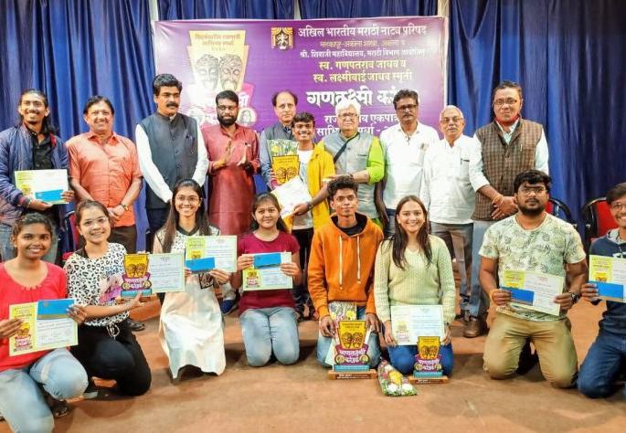 Tushar from Karanja wins 'Ganalakshmi Trophy' | कारंजाचा तुषार ठरला 'गणलक्ष्मी करंडक' चा मानकरी Tushar from Karanja wins 'Ganalakshmi Trophy' | कारंजाचा तुषार ठरला 'गणलक्ष्मी करंडक' चा मानकरी