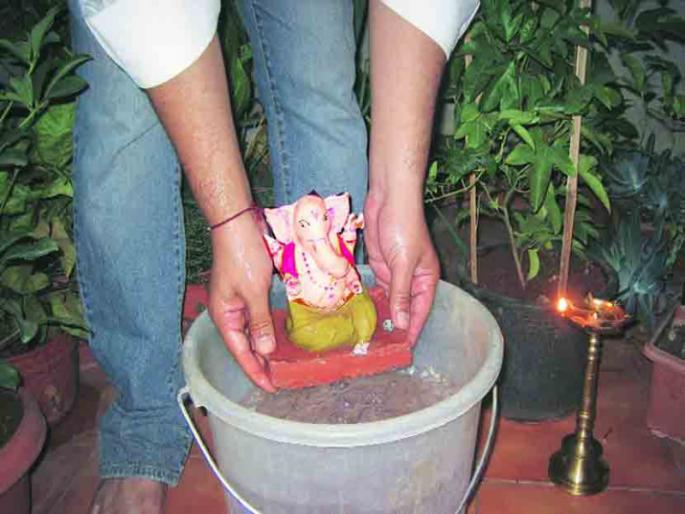 Immersion of Ganesha idols of POP at home is impossible this year | पीओपींच्या गणेश मूर्तींचे घरच्या घरी विसर्जन यंदा अशक्य Immersion of Ganesha idols of POP at home is impossible this year | पीओपींच्या गणेश मूर्तींचे घरच्या घरी विसर्जन यंदा अशक्य