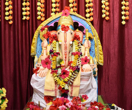 The crowd of devotees to visit Ganesh Darsh | दशभूजा गणेशाचे दर्शन घेण्यासाठी भाविकांची गर्दी The crowd of devotees to visit Ganesh Darsh | दशभूजा गणेशाचे दर्शन घेण्यासाठी भाविकांची गर्दी