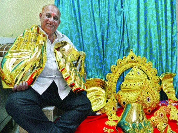 Bappa will not make millions of ornaments! | लाखोंच्या अलंकारांनी नटणार बाप्पा ! Bappa will not make millions of ornaments! | लाखोंच्या अलंकारांनी नटणार बाप्पा !