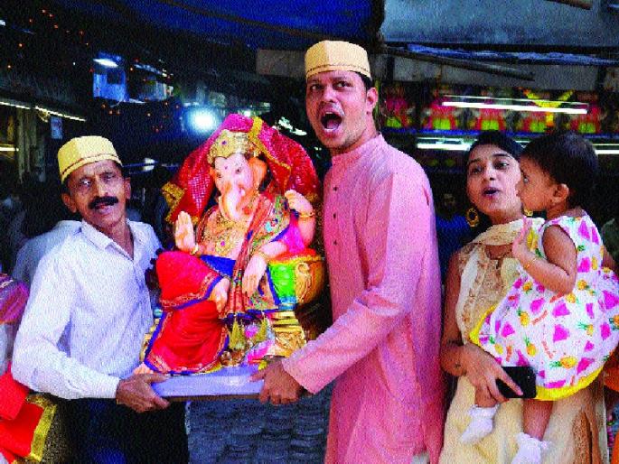 Installation of two lakhs | दोन लाख गणरायांची प्रतिष्ठापना Installation of two lakhs | दोन लाख गणरायांची प्रतिष्ठापना