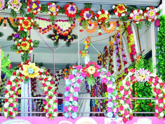 Decorative materials fill the market, waiting for customers | सजावटीच्या साहित्याने बाजारपेठ सजली, प्रतीक्षा ग्राहकांची Decorative materials fill the market, waiting for customers | सजावटीच्या साहित्याने बाजारपेठ सजली, प्रतीक्षा ग्राहकांची