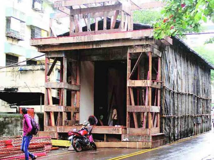 BMC impose a fine of Rs 2000 per pothole on councils violating the rules this year | गणपतीत दिव्याखाली अंधार, मंडळे जबाबदार असे का?