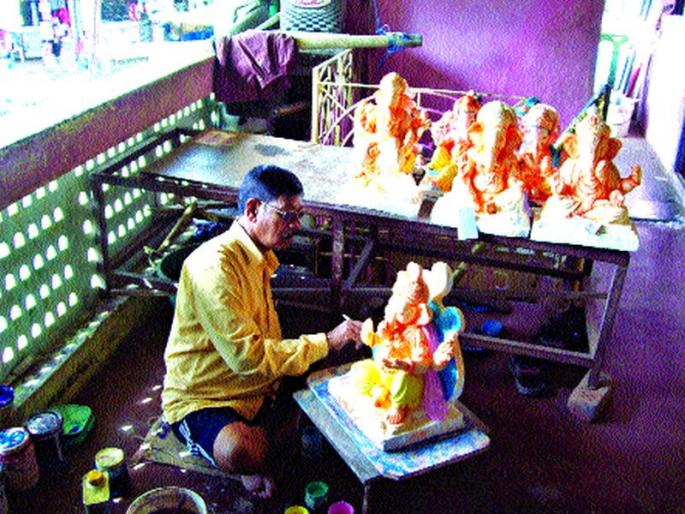 Rangrangli velocity in the Ganpati factories in Vikramgad | विक्रमगडमध्ये गणपती कारखान्यांमध्ये रंगरंगोटीला वेग