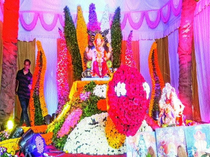 The questions raised by social visuals, the public Ganesh Mandal's meetings | सामाजिक देखाव्यांतून मांडले प्रश्न, सार्वजनिक गणेश मंडळांची लगबग The questions raised by social visuals, the public Ganesh Mandal's meetings | सामाजिक देखाव्यांतून मांडले प्रश्न, सार्वजनिक गणेश मंडळांची लगबग