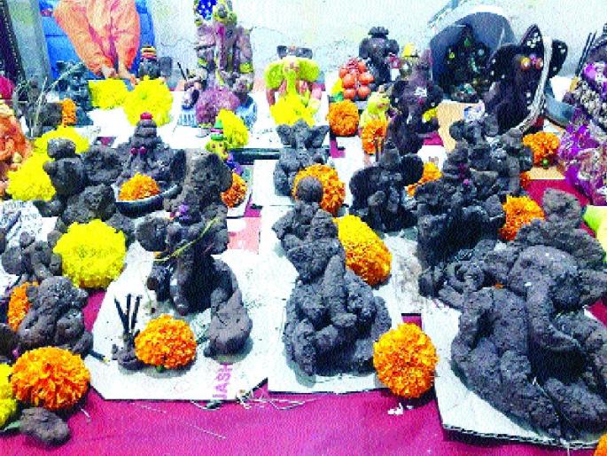 The granddaughter of Mira Road created Ganapati Bappa of the rich goddess | मीरा रोडच्या मुलांनी बनवले खतमिश्रित मातीचे गणपती बाप्पा The granddaughter of Mira Road created Ganapati Bappa of the rich goddess | मीरा रोडच्या मुलांनी बनवले खतमिश्रित मातीचे गणपती बाप्पा