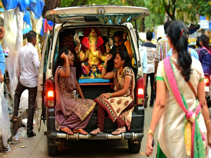 Arrival of 'Bappa' in Varunabhishi; Procession in the traditional instrument with drum-tricks | वरुणाभिषेकात ‘बाप्पा’चे आगमन; ढोल-ताशांसह पारंपरिक वाद्यांच्या दणदणाटात मिरवणूक Arrival of 'Bappa' in Varunabhishi; Procession in the traditional instrument with drum-tricks | वरुणाभिषेकात ‘बाप्पा’चे आगमन; ढोल-ताशांसह पारंपरिक वाद्यांच्या दणदणाटात मिरवणूक