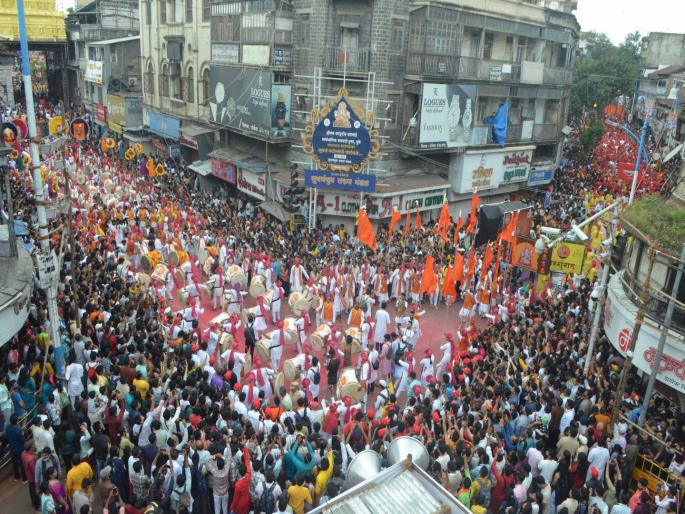 The immersion procession went wrong; the mandals expressed their displeasure with the police. | Pune Ganpati Festival: विसर्जन मिरवणुकीचा क्रम चुकला; मंडळांची पोलिसांबद्दल जाहीर नाराजी The immersion procession went wrong; the mandals expressed their displeasure with the police. | Pune Ganpati Festival: विसर्जन मिरवणुकीचा क्रम चुकला; मंडळांची पोलिसांबद्दल जाहीर नाराजी